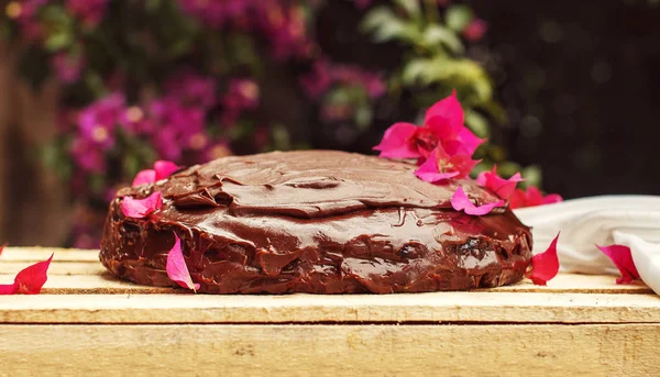Pastel de chocolate sachertorte en el jardín —  Fotos de Stock