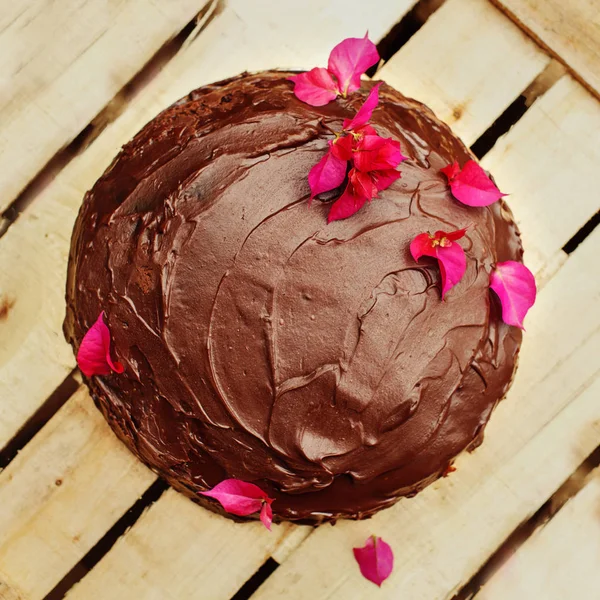 Ev çikolatalı kek üzerinde ahşap arka plan yaptı. — Stok fotoğraf