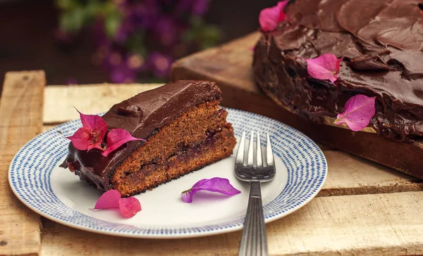 Bir dilim çikolatalı pasta plaka üzerinde