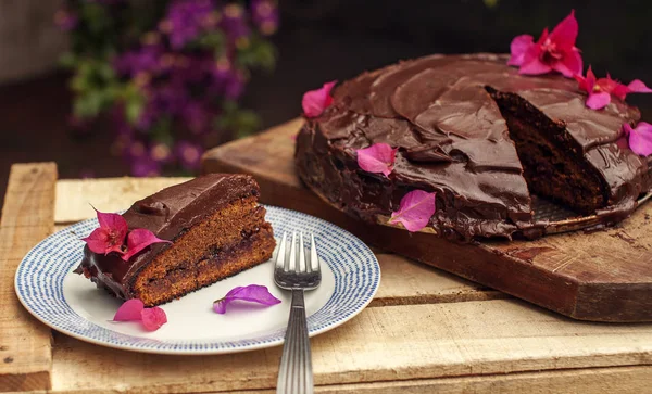 Açık havada kesim bir parça ile çikolatalı kek — Stok fotoğraf