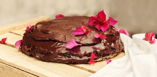 Pastel de chocolate Sachertorte decorado con flores —  Fotos de Stock