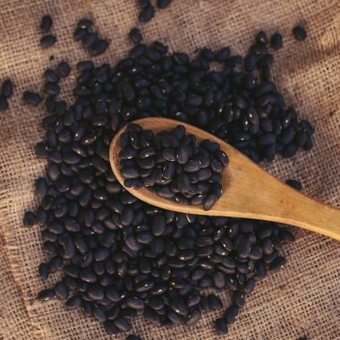 Tahta kaşık içinde siyah fasulye
