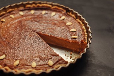 Tohum ile dekore edilmiş ev yapımı kabak pasta 