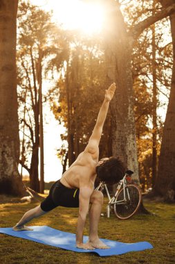 Sonbahar ormanda Yoga yapan erkek