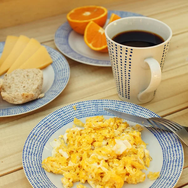 Äggröra, kaffe, frukost på tabellen trä — Stockfoto