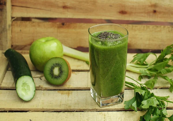 Sebze ve meyve ile yeşil Detoks güler yüzlü