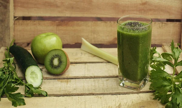 Grüner Detox-Hintergrund mit Smoothie, Gemüse und Obst — Stockfoto