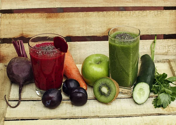 Kırmızı ve yeşil antioksidan smoothies 