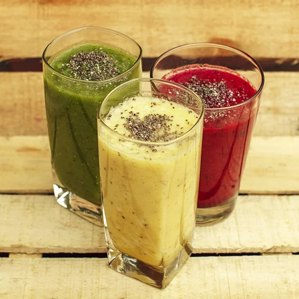 Sarı, kırmızı ve yeşil smoothies cam