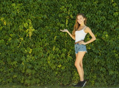 Güzel kız kopya alanı ile ayakta 