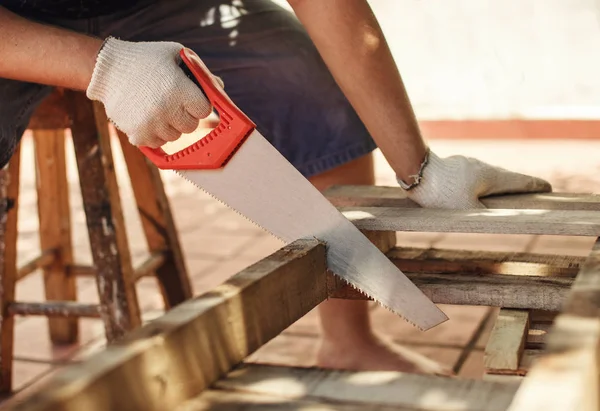 Adam çalışan kesim tahta el testeresi ile