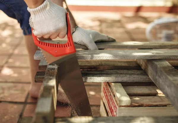 Marangoz El testeresi ile kesme tahtası