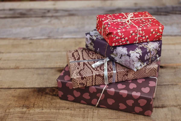 Arka plan ile dört güzel vintage hediye kutuları