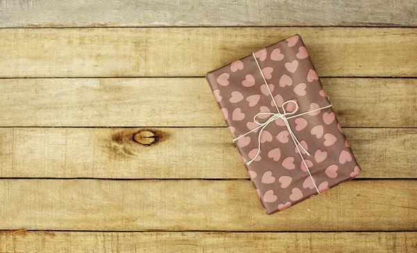 Vintage hediye ile ahşap arka plan şal