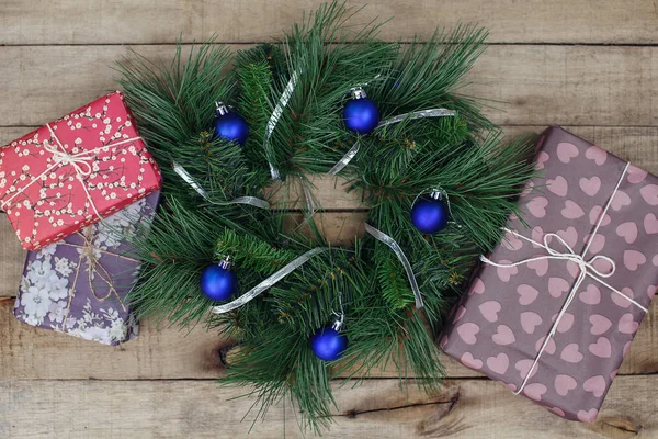 Noel çelenk süsleri ve hediyeleri ahşap arka plan üzerinde