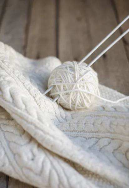 Merajut putih yang indah dengan jarum — Stok Foto