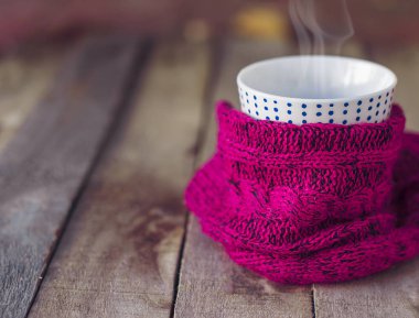 Fincan çay örme atkı sarılı. Kopya alanı