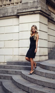 Şafak merdivenleri güzel zarif kadın