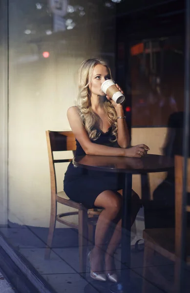 Femme blonde élégante buvant du café — Photo