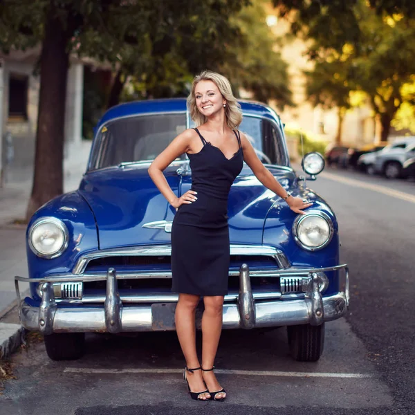 Eski model bir araba güzel sarışın kadınla