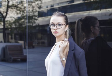İş kadını, öğretmen ya da koyu arka plan üzerinde öğrenci