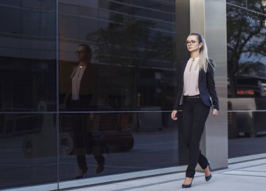 iş kadını sokakta yürürken