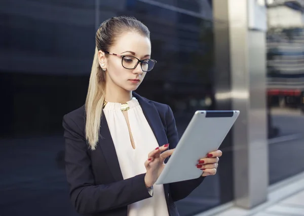 İş kadını gözlüklü tablet kullanma