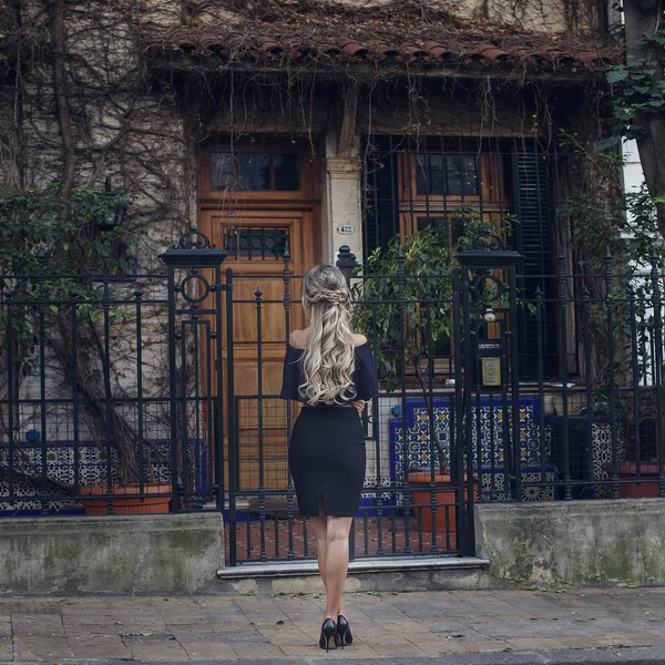 Genç sarışın kadının dışında arkadan görünüm