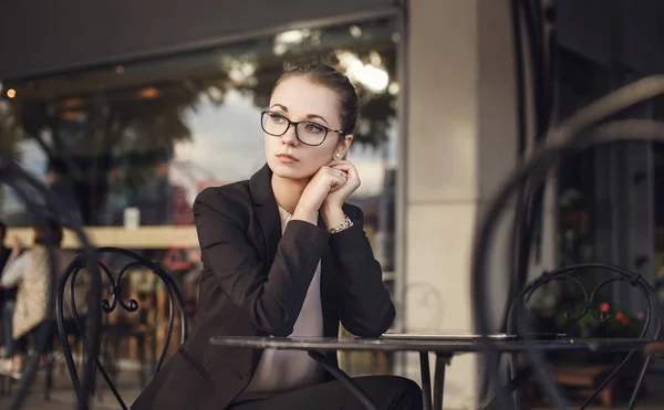 Triste mujer de negocios sentada en el café —  Fotos de Stock