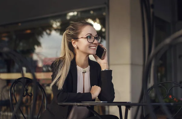 Mujer de negocios o estudiante hablando por teléfono y sonriendo —  Fotos de Stock