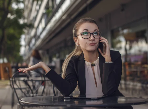 Femme d'affaires ou professeur parlant sur le téléphone portable émotionnellement — Photo