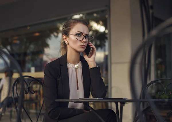 Mujer de negocios seria en traje hablando en el teléfono celular —  Fotos de Stock