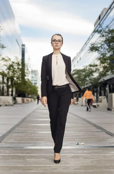 Ciddi bir iş kadını street yürüyüş 