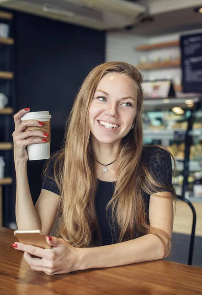 Mujer riendo sosteniendo una taza de café —  Fotos de Stock