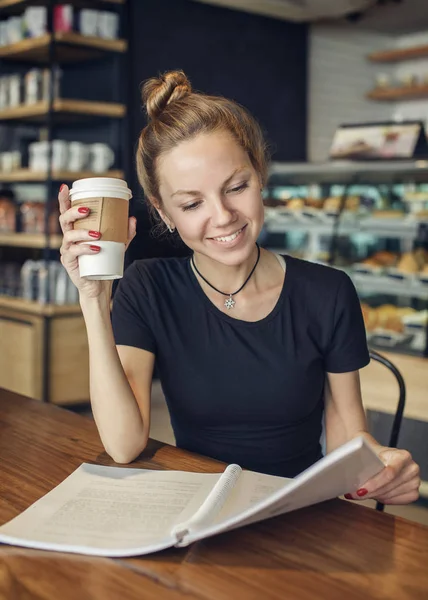 Mujer leyendo en el café con una taza de café —  Fotos de Stock