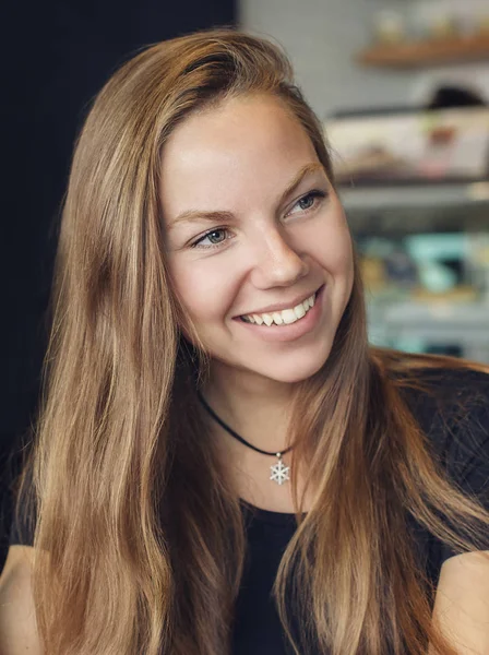 Krabbenetende makaak op wilde strand van koh phi-phi, thailand