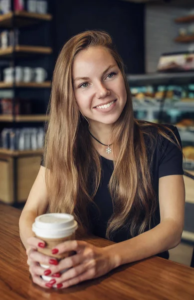 Bir fincan kahve gülümseyen güzel kadın — Stok fotoğraf