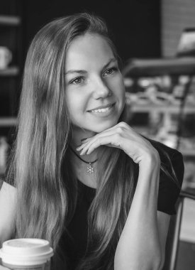 Gülümseyen kadın siyah beyaz portre kadar kapatın