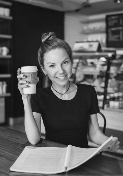 Defterini ve fincan kahve, siyah ve beyaz kadın ile — Stok fotoğraf