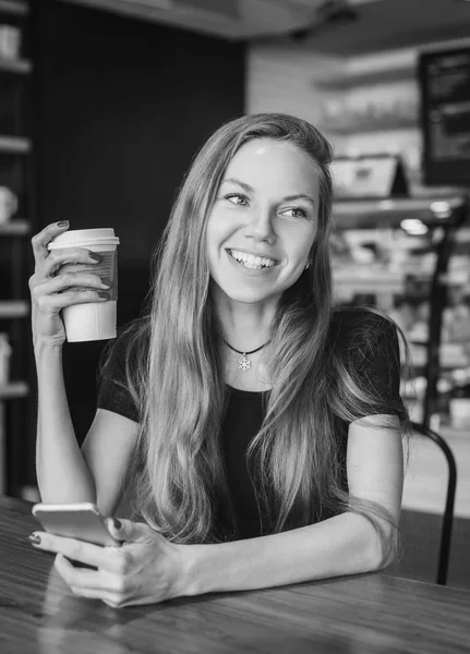 Holding fincan kahve, siyah ve beyaz gülüyor kadın