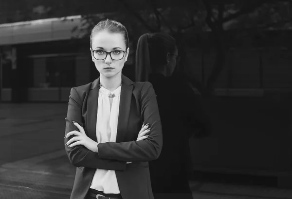 Mujer de negocios o profesor mirando a la cámara, blanco y negro —  Fotos de Stock