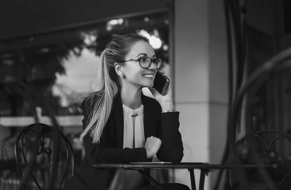 Mujer de negocios hablando por teléfono y sonriendo , —  Fotos de Stock