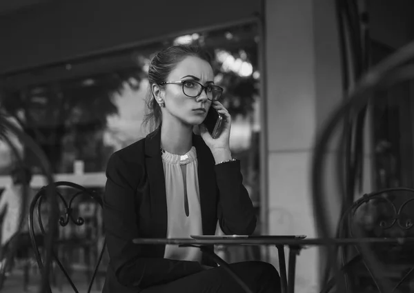 Mujer de negocios hablando por teléfono y sonriendo , —  Fotos de Stock