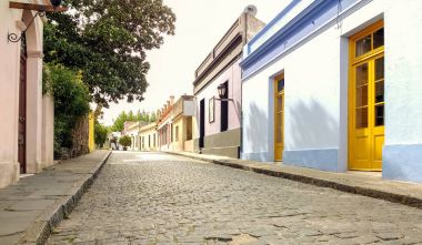 Güzel antika Colonia del Sacramento, Uruguay'da sokak