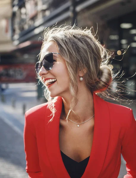 Güzel moda kadın gülüyor portresi 