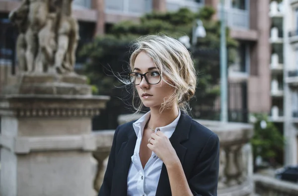 Retrato romántico de una hermosa mujer rubia con ropa clásica —  Fotos de Stock