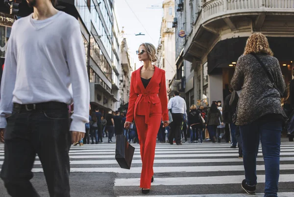 Karşıdan karşıya geçerken Kırmızı elbiseli kadın