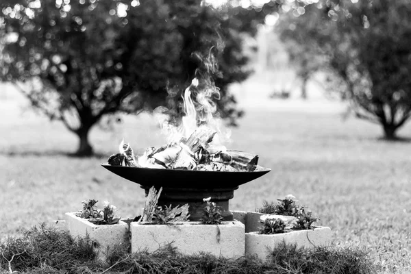Campo con fogn, ceremonia con fuego a lea, atardecer, arboles, ladrillos en blanco y negro. — 스톡 사진