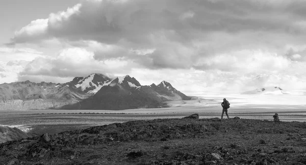 macera yarış yarışçı ve Dağı trekking bulutlu gün.