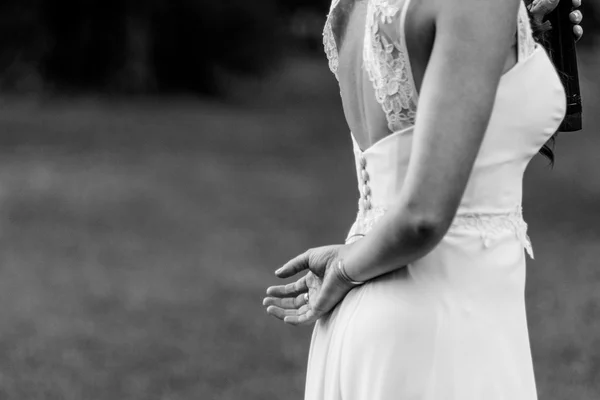 Gelin düğün töreni, beyaz elbise geri içinde siyah ve beyaz.